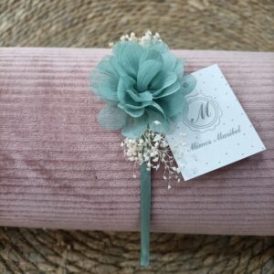 Diadema con clavel grande de bambula