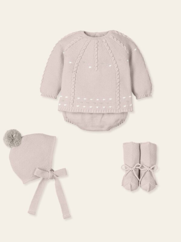 TRAJE 4P CANESÚ, CULOTTE PUNTO, GORRO Y PATUCOS MENGUADO TRENZAS Y BULLONES "AMAR" - Imagen 3
