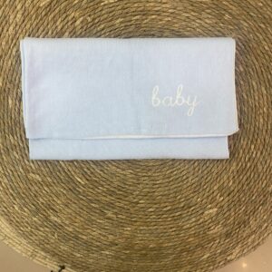 Mantita reversible para bebé en celeste y blanco con puntitos.