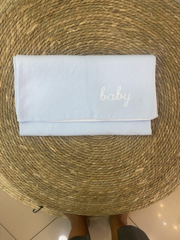Mantita reversible para bebé en celeste y blanco con puntitos.