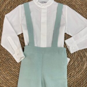 Conjunto pantalon verde empolvado con camisa blanca