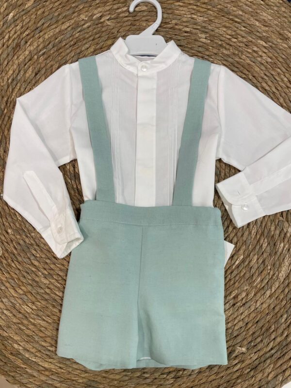 Conjunto pantalon verde empolvado con camisa blanca