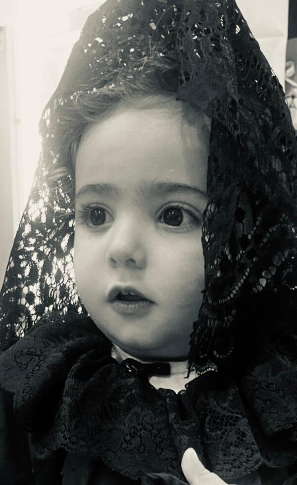 Vestido Mantilla completo con limosnera, peina, mantilla y broche