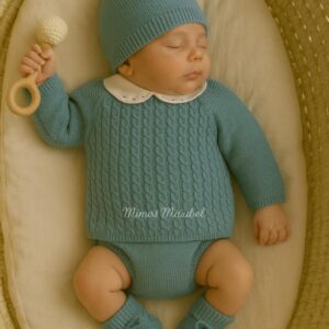 Traje 4P trencitas con cuello bordado, patucos y gorro pompom "CLOUD BRAIDE"