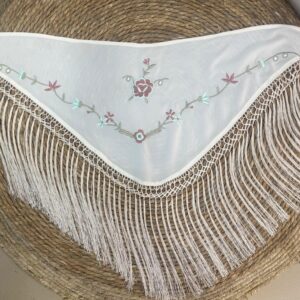 Mantoncillo bordado niña