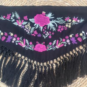 Mantoncillo bordado niña