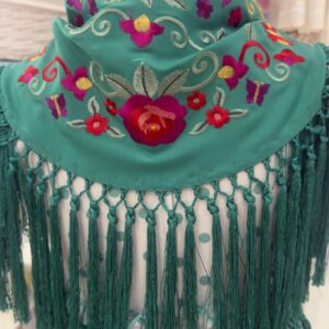 Mantoncillo bordado niña