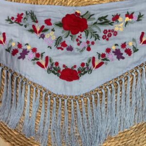 Mantoncillo bordado niña