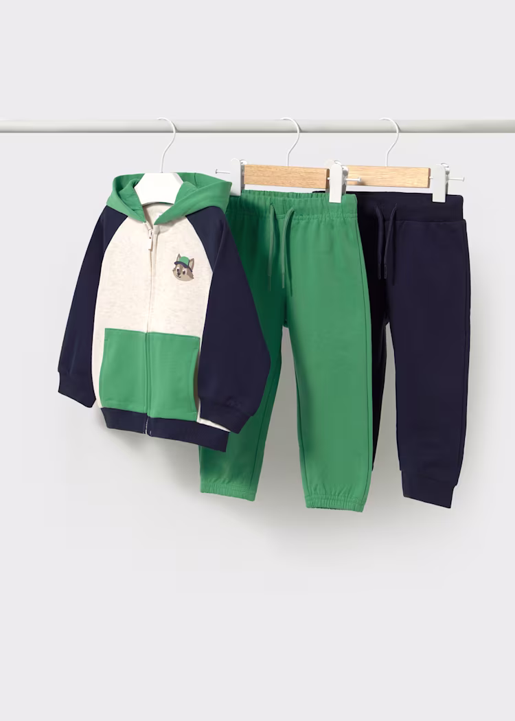 Cálido tejido de felpa gruesa (felpa perchada), perfecta para los meses fríos. Conjunto de chándal para bebé compuesto por sudadera con capucha y dos pantalones. Sudadera con cierre de cremallera, capucha, bolsillos frontales y puños elásticos. Los pantalones cuentan con cintura elástica, ambos confeccionados en algodón.