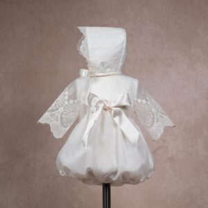 PELELE ORGANZA BORDADA CON CAPOTA
